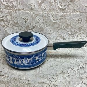Blue Willow, Enamelware Cookware -Covered Sauce Pan (M) 14in x 8in x 5.5i